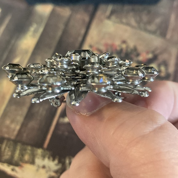 Vintage unmarked rhinestone Silvertone brooch. - Picture 4 of 4